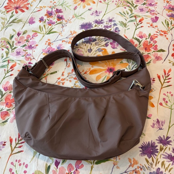 Travelon Crescent bag - Picture 2 of 13